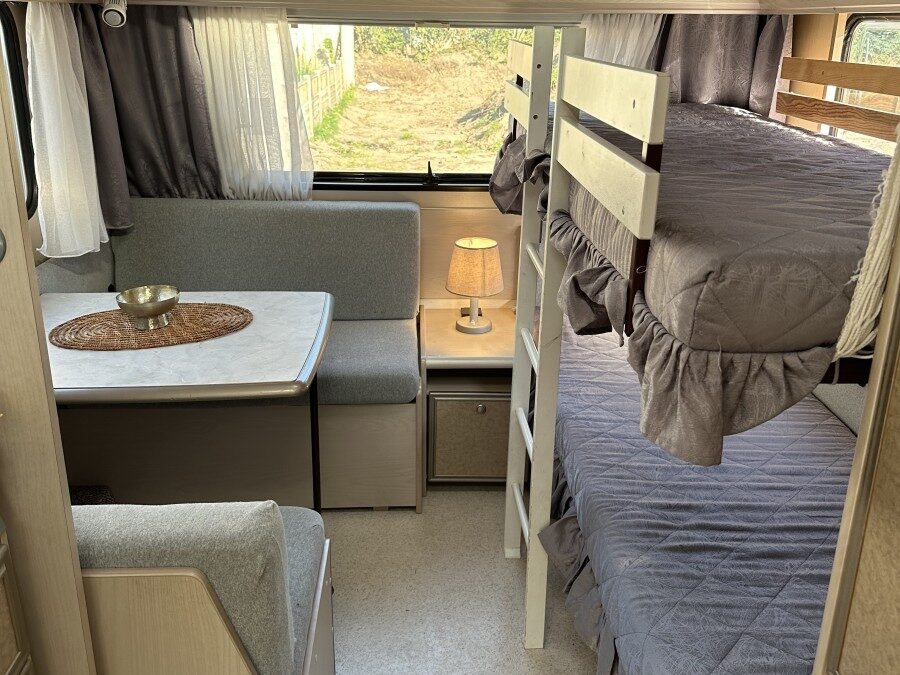 Schlafbereich der Rondetta mit Stockbett und Sitzgruppe